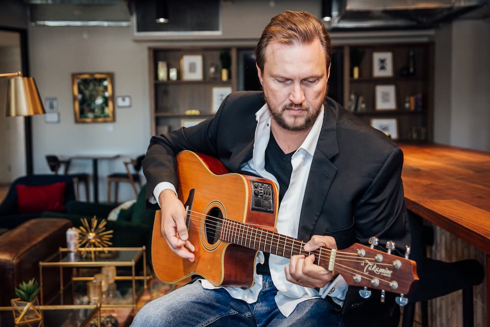 Ian Campbell performing live